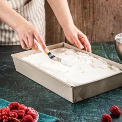 Blacha prostokątna forma beżowa do pieczenia 36,5x24x6 cm z stali węglowej i powłoki nieprzywierającej Kinghoff