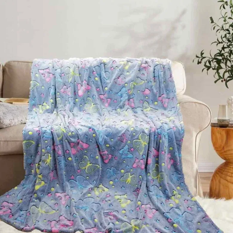Koc świecący w ciemności 150x200 cm pled z mikrofibry dla dzieci kolorowe motyle niebieski Cotton World