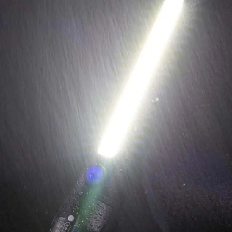 Latarka taktyczna LED ładowanie USB latarka w pudełku A 3611 COB ZOOM T6