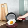 Patelnia żeliwna z drewnianą rączką CAST LINE 20 cm na indukcje gaz ognisko Vilde