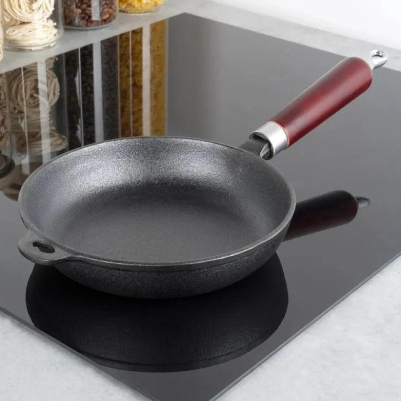 Patelnia żeliwna z drewnianą rączką CAST LINE 20 cm na indukcje gaz ognisko Vilde