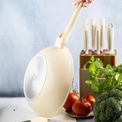 Patelnia WOK 28 cm z pokrywką i powłoką marmurową nieprzywierająca kremowa indukcja gaz Klausberg