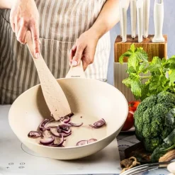 Patelnia WOK 28 cm z pokrywką i powłoką marmurową nieprzywierająca kremowa indukcja gaz Klausberg
