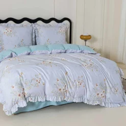 Pościel z falbanką 140x200 mikrofibra Cotton World 2 części niebieska w kwiaty 2905