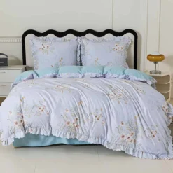 Pościel z falbanką 140x200 mikrofibra Cotton World 2 części niebieska w kwiaty 2905