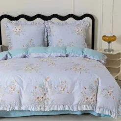 Pościel z falbanką 140x200 mikrofibra Cotton World 2 części niebieska w kwiaty 2905