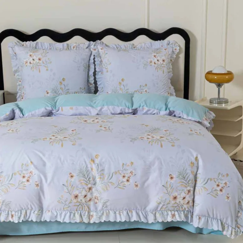 Pościel z falbanką 220x200 mikrofibra Cotton World 3 części niebieska w kwiaty 2905