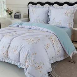 Pościel z falbanką 220x200 mikrofibra Cotton World 3 części niebieska w kwiaty 2905