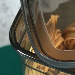 Pojemnik kuchenny z pokrywką na produkty sypkie wysoki czarny 1,85L Vilde
